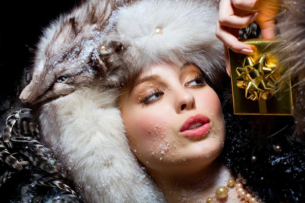 Menina WIth presentes de inverno — Fotografia de Stock