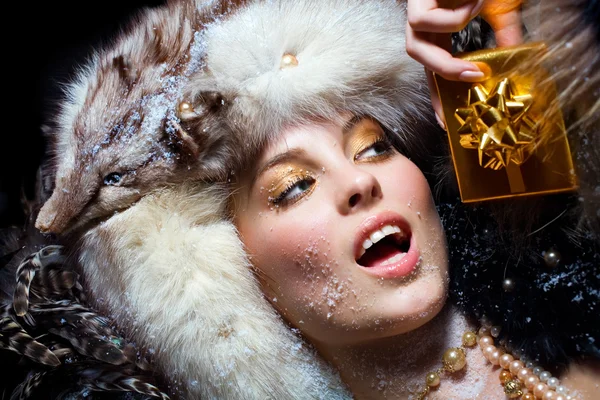 Menina WIth presentes de inverno — Fotografia de Stock