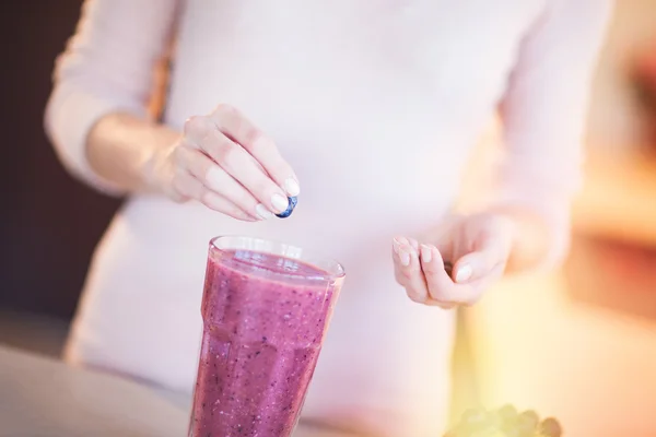 Hacer batido de bayas frescas — Foto de Stock