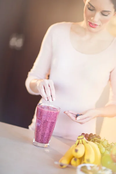 Att göra färsk Berry Smoothie — Stockfoto