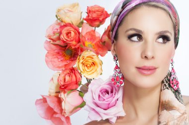 Çiçekli güzel kadın.