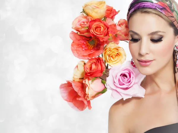 Hermosa mujer con flores —  Fotos de Stock