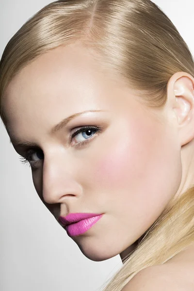 Donna con rossetto luminoso — Foto Stock