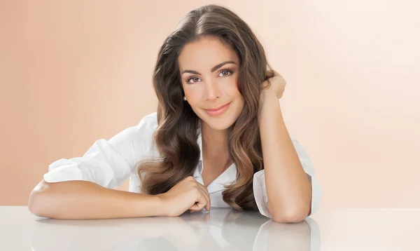 Mulher sorridente em camisa branca — Fotografia de Stock