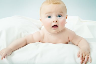 Mavi gözlü güzel bebek