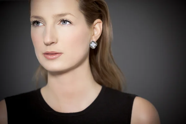 Beautiful Woman With Earrings — Stock Photo, Image