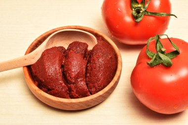 Tahta kaşıklı domates sosu.