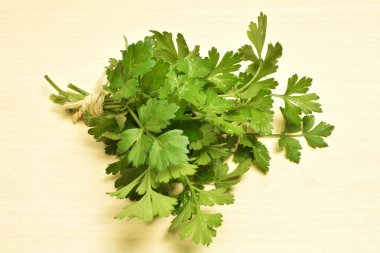 Yeşil organik maydanoz beyazda izole