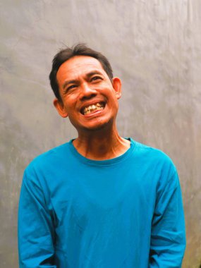 Güneydoğu Asyalı bir adamın komik, aptal ya da 