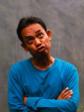 Güneydoğu Asyalı bir adamın komik, aptal ya da 