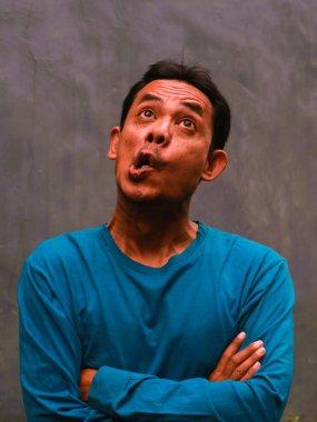 Güneydoğu Asyalı bir adamın komik, aptal ya da 