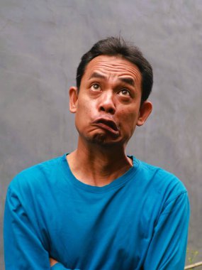 Güneydoğu Asyalı bir adamın komik, aptal ya da 