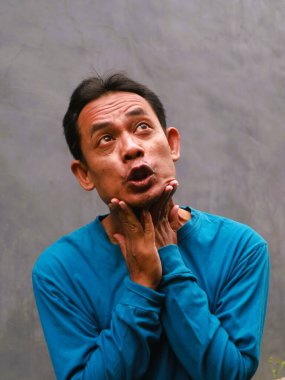 Güneydoğu Asyalı bir adamın komik, aptal ya da 