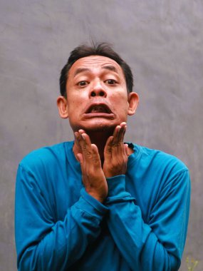 Güneydoğu Asyalı bir adamın komik, aptal ya da 