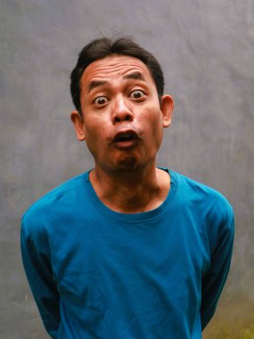 Güneydoğu Asyalı bir adamın komik, aptal ya da 