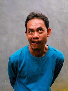 Güneydoğu Asyalı bir adamın komik, aptal ya da 