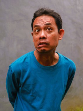 Güneydoğu Asyalı bir adamın komik, aptal ya da 