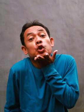 Güneydoğu Asyalı bir adamın komik, aptal ya da 