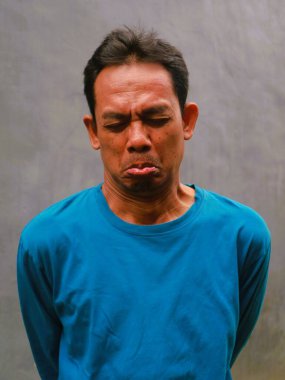 Güneydoğu Asyalı bir adamın komik, aptal ya da 