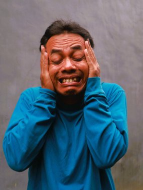 Güneydoğu Asyalı bir adamın komik, aptal ya da 