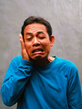 Güneydoğu Asyalı bir adamın komik, aptal ya da 