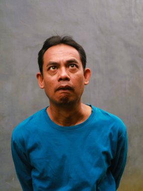 Güneydoğu Asyalı bir adamın komik, aptal ya da 