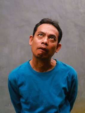 Güneydoğu Asyalı bir adamın komik, aptal ya da 