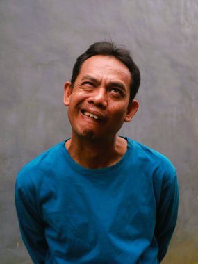 Güneydoğu Asyalı bir adamın komik, aptal ya da 