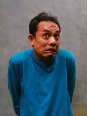 Güneydoğu Asyalı bir adamın komik, aptal ya da 