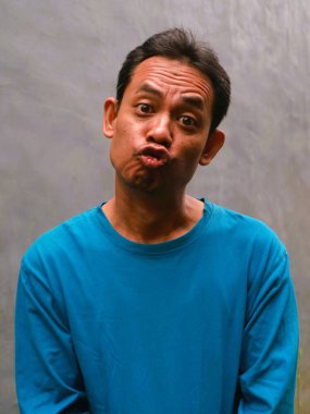 Güneydoğu Asyalı bir adamın komik, aptal ya da 