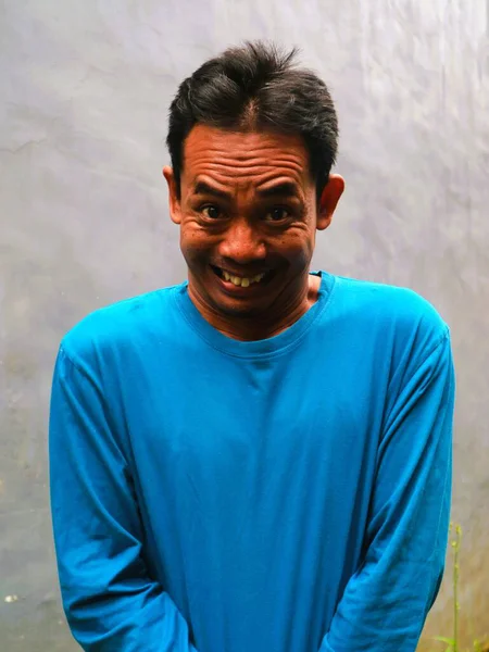 Güneydoğu Asyalı bir adamın komik, aptal ya da 