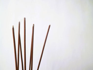 Dua ve ayin için kullanılan tütsü yakma çubukları. Beyaz arka planda, Çin Yeni Yılı 'nı karşılamak için.