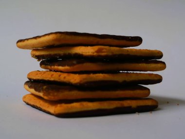 Çikolata dolu sandviç bisküvileri, temiz beyaz arka planda izole edilmiş.