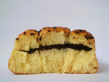 Temiz beyaz bir zemin üzerinde izole edilmiş, nefis çikolata dolu bir ekmek, menü tasarımı, fırın reklamları ve dijital gıda içeriği için ideal.