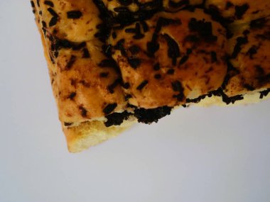 Temiz beyaz bir zemin üzerinde izole edilmiş, nefis çikolata dolu bir ekmek, menü tasarımı, fırın reklamları ve dijital gıda içeriği için ideal.