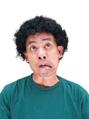 Beyaz tenli kıvırcık saçlı Güneydoğu Asyalı bir adamın gerçek mizahi portresi, komedi yerel kültür içeriği, ilişki kurulabilir çeşitlilik kampanyaları veya sosyal medya ve mim yaratımı için mükemmel.