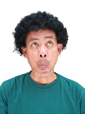 Beyaz tenli kıvırcık saçlı Güneydoğu Asyalı bir adamın gerçek mizahi portresi, komedi yerel kültür içeriği, ilişki kurulabilir çeşitlilik kampanyaları veya sosyal medya ve mim yaratımı için mükemmel.