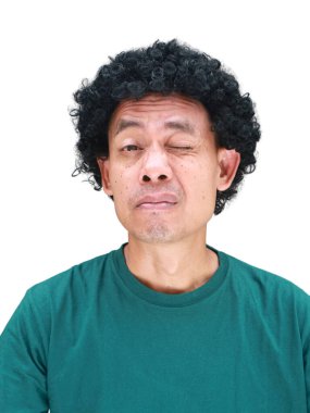 Beyaz tenli kıvırcık saçlı Güneydoğu Asyalı bir adamın gerçek mizahi portresi, komedi yerel kültür içeriği, ilişki kurulabilir çeşitlilik kampanyaları veya sosyal medya ve mim yaratımı için mükemmel.