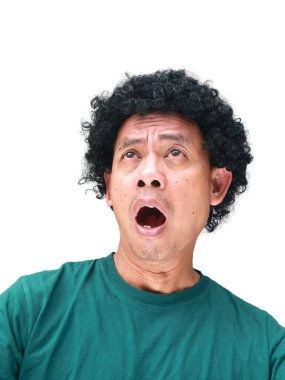 Beyaz tenli kıvırcık saçlı Güneydoğu Asyalı bir adamın gerçek mizahi portresi, komedi yerel kültür içeriği, ilişki kurulabilir çeşitlilik kampanyaları veya sosyal medya ve mim yaratımı için mükemmel.