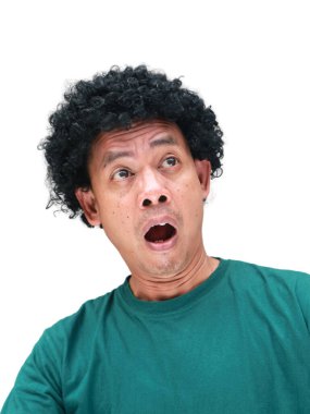 Beyaz tenli kıvırcık saçlı Güneydoğu Asyalı bir adamın gerçek mizahi portresi, komedi yerel kültür içeriği, ilişki kurulabilir çeşitlilik kampanyaları veya sosyal medya ve mim yaratımı için mükemmel.