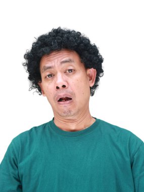 Beyaz tenli kıvırcık saçlı Güneydoğu Asyalı bir adamın gerçek mizahi portresi, komedi yerel kültür içeriği, ilişki kurulabilir çeşitlilik kampanyaları veya sosyal medya ve mim yaratımı için mükemmel.