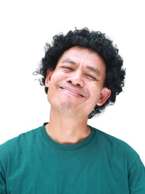 Beyaz tenli kıvırcık saçlı Güneydoğu Asyalı bir adamın gerçek mizahi portresi, komedi yerel kültür içeriği, ilişki kurulabilir çeşitlilik kampanyaları veya sosyal medya ve mim yaratımı için mükemmel.