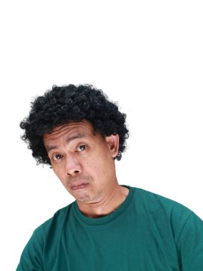 Beyaz tenli kıvırcık saçlı Güneydoğu Asyalı bir adamın gerçek mizahi portresi, komedi yerel kültür içeriği, ilişki kurulabilir çeşitlilik kampanyaları veya sosyal medya ve mim yaratımı için mükemmel.