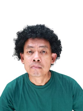 Beyaz tenli kıvırcık saçlı Güneydoğu Asyalı bir adamın gerçek mizahi portresi, komedi yerel kültür içeriği, ilişki kurulabilir çeşitlilik kampanyaları veya sosyal medya ve mim yaratımı için mükemmel.