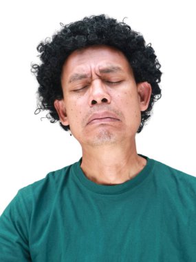 Beyaz tenli kıvırcık saçlı Güneydoğu Asyalı bir adamın gerçek mizahi portresi, komedi yerel kültür içeriği, ilişki kurulabilir çeşitlilik kampanyaları veya sosyal medya ve mim yaratımı için mükemmel.