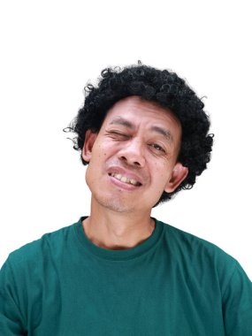 Beyaz tenli kıvırcık saçlı Güneydoğu Asyalı bir adamın gerçek mizahi portresi, komedi yerel kültür içeriği, ilişki kurulabilir çeşitlilik kampanyaları veya sosyal medya ve mim yaratımı için mükemmel.