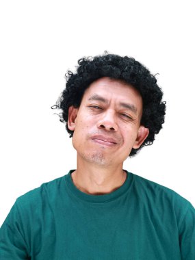 Beyaz tenli kıvırcık saçlı Güneydoğu Asyalı bir adamın gerçek mizahi portresi, komedi yerel kültür içeriği, ilişki kurulabilir çeşitlilik kampanyaları veya sosyal medya ve mim yaratımı için mükemmel.