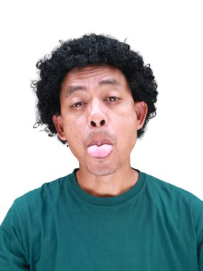 Beyaz tenli kıvırcık saçlı Güneydoğu Asyalı bir adamın gerçek mizahi portresi, komedi yerel kültür içeriği, ilişki kurulabilir çeşitlilik kampanyaları veya sosyal medya ve mim yaratımı için mükemmel.