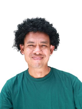 Beyaz tenli kıvırcık saçlı Güneydoğu Asyalı bir adamın gerçek mizahi portresi, komedi yerel kültür içeriği, ilişki kurulabilir çeşitlilik kampanyaları veya sosyal medya ve mim yaratımı için mükemmel.