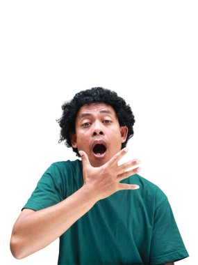 Beyaz tenli kıvırcık saçlı Güneydoğu Asyalı bir adamın gerçek mizahi portresi, komedi yerel kültür içeriği, ilişki kurulabilir çeşitlilik kampanyaları veya sosyal medya ve mim yaratımı için mükemmel.